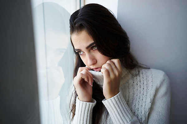 포토 JPG 해외이미지 응시 여자 실내 한명 상반신 성인 앞모습 기댐 슬픔 잡기 터틀넥 우울감 성인여자한명만 해외포토 1 시선 감정 뷰포인트 모션 사람 내부 스웨터 여자한명만 성인여자만 파일형식 이미지허브