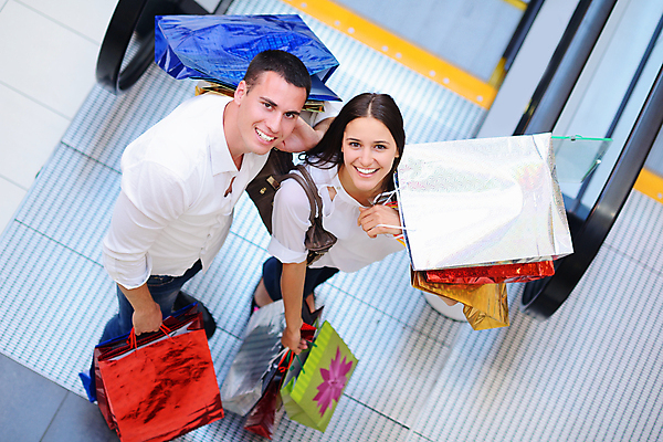 포토 JPG 해외이미지 라이프스타일 커플 여자 남자 행복 미소 들기 상반신 성인 두명 앞모습 옆모습 쇼핑 쇼핑백 기쁨 올려보기 쇼핑몰 성인만 해외포토 감정 뷰포인트 가방 관계 모션 표정 사람 생활 파일형식 이미지허브