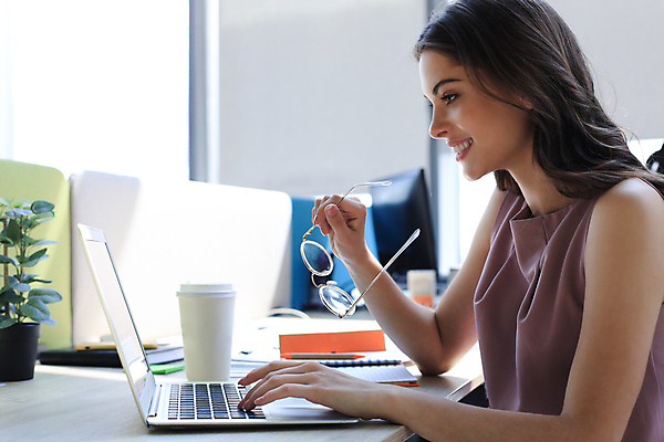 포토 JPG 해외이미지 직업 라이프스타일 여자 인터넷 비즈니스 노동자 아이디어 실내 창조 한명 미소 사람 앉기 성인 노트북 컴퓨터 사무실 공백 표현 업무 작업 비즈니스우먼 서핑 우아함 사이버 스마트 집중 경영자 해결 단절 가상 현실 해외포토 1 컨셉 모션 표정 내부 생활 전자제품 수상스포츠 직장인 리더 파일형식 이미지허브