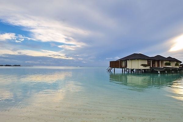 포토 JPG 해외이미지 주간 구름 바다 하늘 사람없음 야외 여름 반사 여름풍경 휴양지 수상가옥 해외포토 자연요소 계절 주택 풍경 장소 파일형식 여름_계절 이미지허브