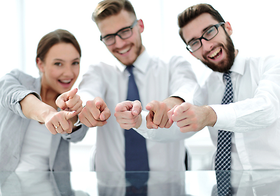 포토 JPG 해외이미지 서양인 여자 남자 협력 미소 정장 상반신 성인 세명 가리킴 비즈니스맨 비즈니스우먼 동료 성인만 해외포토 외국인 옷 비즈니스 관계 표정 사람 손짓 직장인 파일형식 이미지허브