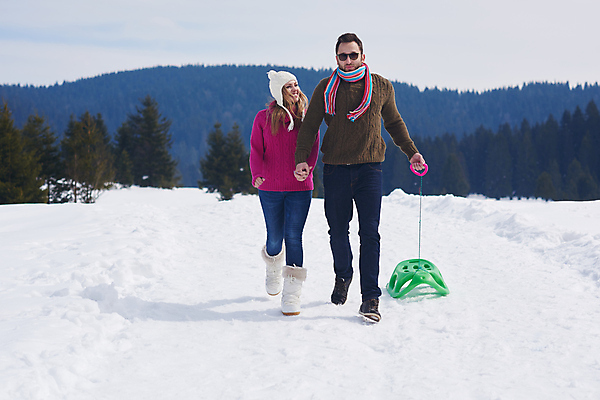 포토 JPG 해외이미지 라이프스타일 커플 공원 여자 남자 행복 여행 겨울 휴가 산 함께함 사랑 사람 성인 야외 두명 걷기 맑음 기쁨 추위 썰매 썰매타기 성인만 해외포토 계절 공공시설 감정 컨셉 관계 모션 날씨 생활 전통놀이 파일형식 이미지허브