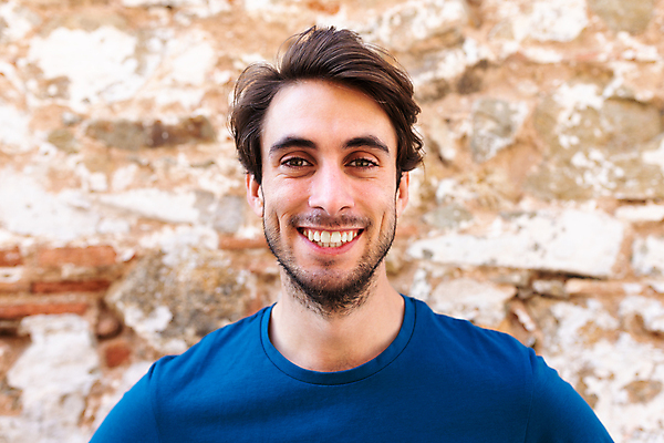 포토 JPG 해외이미지 주간 백인 1 라이프스타일 응시 남자 행복 백그라운드 티셔츠 오렌지 청소년 벽돌 한명 미소 사람 성인 야외 가로 파란색 기쁨 바위 표현 자신감 치아 이발 긍정 혼자 해외포토 자연요소 서양인 시선 감정 컬러 컨셉 셔츠 과일 표정 생활 돌_바위 소화기관 파일형식 이미지허브