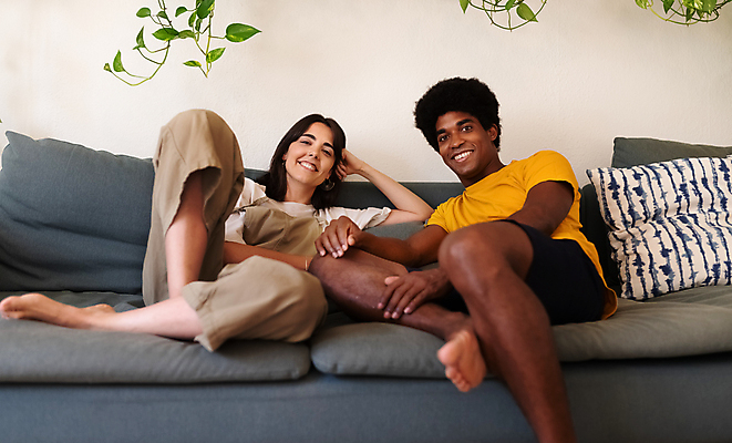 포토 JPG 해외이미지 주간 백인 라이프스타일 헤어스타일 커플 응시 행복 컨셉 2 거실 관계 휴식 함께함 실내 사랑 미소 사람 앉기 두명 소파 평화 다인종 나눔 해외포토 자연요소 서양인 시선 감정 의자 모션 표정 인종 내부 생활 파일형식 이미지허브