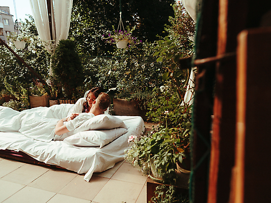 포토 JPG 해외이미지 백인 커플 여자 남자 행복 여유 여행 결혼 호텔 휴가 휴식 함께함 실내 사랑 미소 사람 20대 성인 두명 가로 쌓기 식사 침실 방 낭만 마시기 흰색 침대 목욕가운 고급 샴페인 소중 거짓말 스타일 해외포토 서양인 감정 컬러 가구 컨셉 관계 모션 숙소 주류 표정 이벤트 청년 내부 가운 파일형식 이미지허브