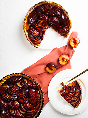 포토 JPG 해외이미지 전통 계절 음식 조각 백그라운드 과일 공 탁자 디저트 주택 건강 요리 사람없음 케이크 계란 식사 껍질 대접 원형 달콤 맛 아침식사 정상 설탕 굽기 먹기 브런치 밀가루 레시피 자두 타르트 페스츄리 핸드메이드 플랫레이 카피스페이스 해외포토 도형 빵 가구 컨셉 모션 건물 알 공백 플랫 가루 구이 파이_빵 파일형식 이미지허브