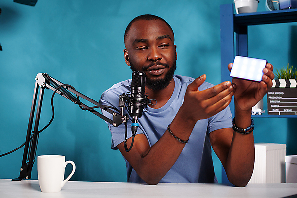 포토 JPG 해외이미지 남자 전등 선반 안내 한명 들기 상반신 성인 앞모습 컵 파란색 촬영 책상 마이크 방송 촬영실 성인남자한명만 유튜버 해외포토 1 식기 뷰포인트 컬러 음향기기 가구 모션 조명 사람 공간 남자한명만 성인남자만 파일형식 크리에이터 이미지허브