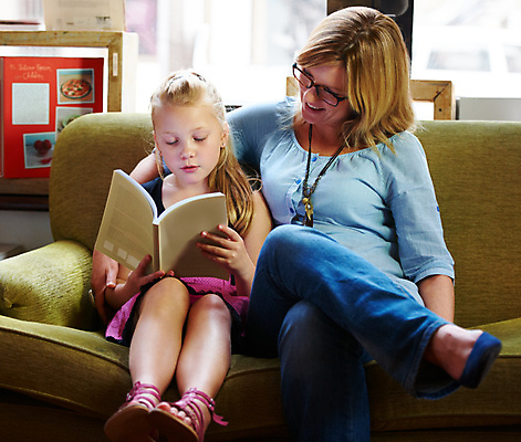 포토 JPG 해외이미지 전신 백인 여자 어린이 모녀 웃음 앉기 성인 두명 앞모습 책 소파 독서 다리꼬기 여자만 해외포토 서양인 딸 뷰포인트 의자 가족 모션 엄마 표정 사람 파일형식 이미지허브