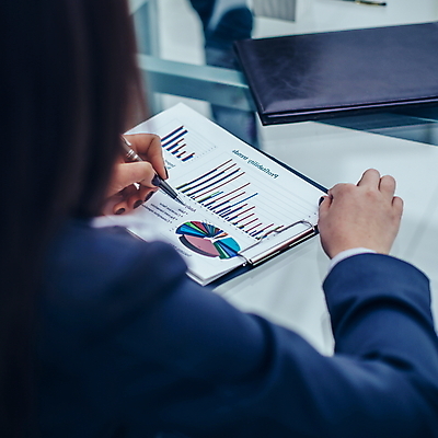 포토 JPG 해외이미지 직업 손 컨셉 돈 회사 비즈니스 통계 탁자 성공 한명 그래픽 금융 경제 사무실 펜 정보 성장 도구 업무 체험 시장 재산 결과 가격 분석 무역 보고서 투자 감시 이익 회계 경영 마케팅 수입 예산 위기 경제학 해외포토 1 교육 산업 가구 사람 신체부위 필기구 작업 파일형식 이미지허브