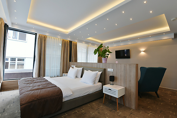 포토 JPG 해외이미지 화분 침구 호텔 휴식 조명 실내 사람없음 인테리어 소파 텔레비전 침대 스탠드 커튼 서랍장 객실 창밖 해외포토 디자인 가구 컨셉 의자 창문 숙소 내부 전자제품 파일형식 이미지허브