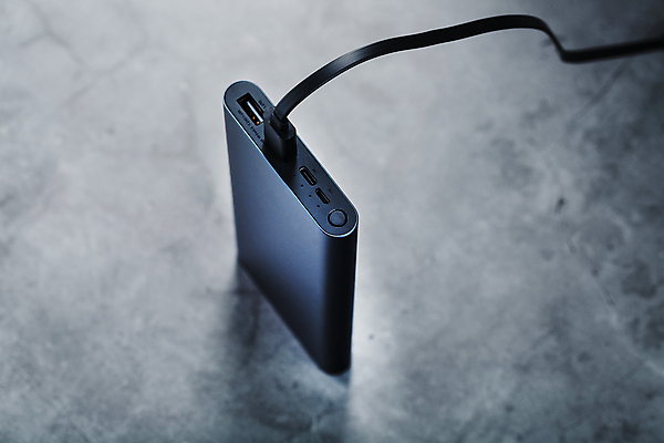 포토 JPG 해외이미지 디자인 백그라운드 컨셉 장신구 탁자 검은배경 모바일 사람없음 야외 스마트폰 핸드폰 알약 디지털 스크린 힘 장비 에너지 흰색 공구 플러그 은색 연결 휴대용 USB 스마트 오브젝트 서비스 전자 충전 고립 베터리 요금 용량 충전기 공급 해외포토 컬러 가구 전자제품 스마트기기 약 검은색 기계 도구 파일형식 이미지허브