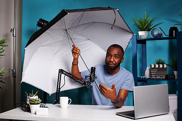 포토 JPG 해외이미지 남자 화초 우산 선반 안내 한명 들기 상반신 성인 앞모습 컵 파란색 노트북 촬영 책상 마이크 방송 촬영실 반사판 성인남자한명만 유튜버 해외포토 식물 1 식기 뷰포인트 컬러 음향기기 가구 모션 사람 전자제품 공간 남자한명만 성인남자만 파일형식 크리에이터 이미지허브