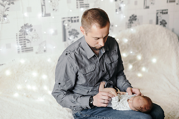 포토 JPG 해외이미지 전신 남자 실내 앉기 상반신 성인 두명 옆모습 눕기 육아 아기 아빠 돌봄 육아대디 해외포토 뷰포인트 가족 모션 사람 내부 파일형식 이미지허브