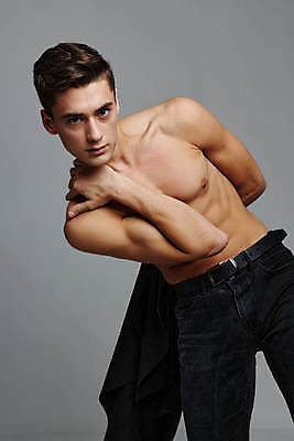 포토 JPG 해외이미지 백인 응시 남자 포즈 회색배경 실내 한명 상반신 성인 앞모습 근육질 성인남자한명만 어깨에손 바디프로필 해외포토 서양인 1 시선 뷰포인트 백그라운드 모션 근육 사람 내부 헬스 회색 몸매 남자한명만 성인남자만 파일형식 이미지허브