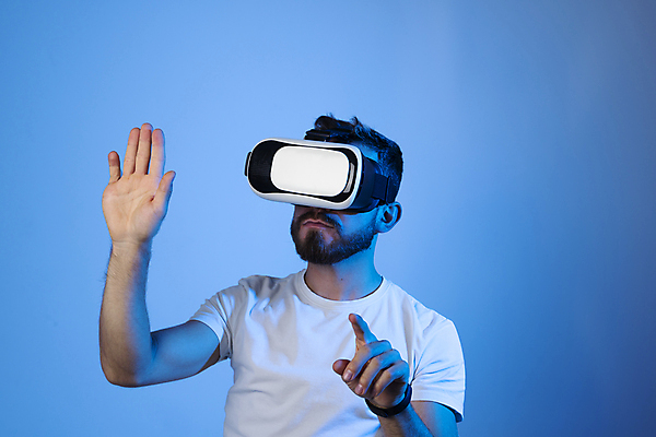 포토 JPG 해외이미지 남자 한명 손짓 상반신 성인 앞모습 손들기 가리킴 스마트 하이테크 착용 웨어러블 가상현실 성인남자한명만 오큘러스 VR기기 해외포토 1 뷰포인트 컨셉 모션 기술 사람 기계 남자한명만 성인남자만 파일형식 이미지허브