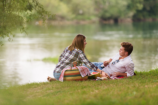 포토 JPG 해외이미지 주간 전신 라이프스타일 커플 공원 여자 남자 행복 휴식 함께함 미소 앉기 성인 야외 두명 옆모습 뒷모습 강 눕기 소풍 마주보기 돗자리 소풍바구니 성인만 해외포토 자연요소 공공시설 감정 뷰포인트 컨셉 관계 모션 표정 사람 생활 야외활동 바구니 파일형식 이미지허브