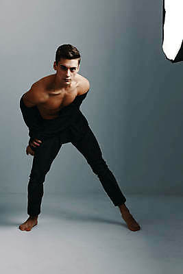 포토 JPG 해외이미지 전신 백인 응시 남자 포즈 회색배경 실내 숙이기 한명 서기 성인 앞모습 근육질 조명기구 조명기기 성인남자한명만 바디프로필 해외포토 서양인 1 시선 뷰포인트 백그라운드 모션 근육 조명 사람 내부 헬스 기계 회색 몸매 남자한명만 성인남자만 파일형식 이미지허브