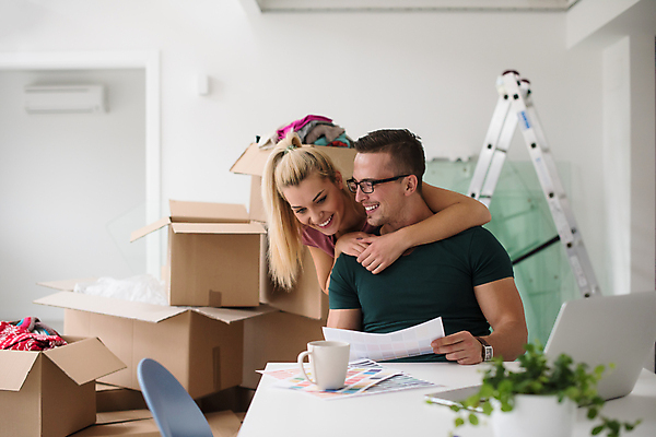 포토 JPG 해외이미지 부부 여자 남자 행복 화초 의자 사다리 안기 사랑 들기 상반신 성인 두명 앞모습 컵 노트북 상자 책상 문서 이삿짐 성인만 해외포토 식물 식기 커플 감정 뷰포인트 가구 모션 사람 전자제품 도구 이사 파일형식 이미지허브