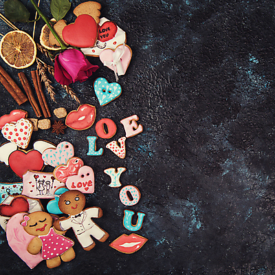 포토 JPG 해외이미지 커플 검은배경 실내 사랑 사람없음 장미 쿠키 하트 진저맨 진저쿠키 해외포토 모양 꽃 감정 백그라운드 관계 디저트 내부 검은색 파일형식 이미지허브