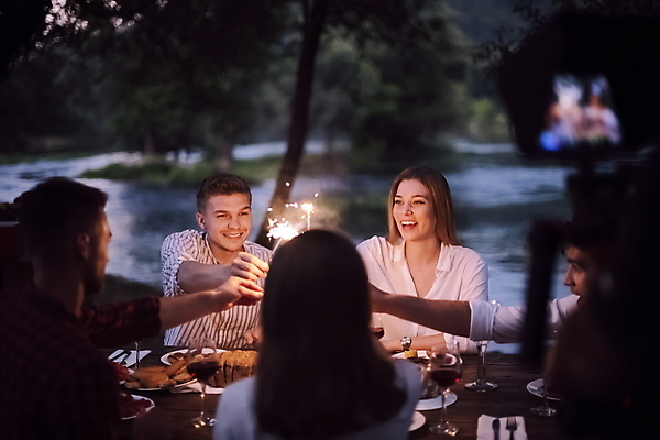 포토 JPG 해외이미지 라이프스타일 여자 남자 행복 휴가 함께함 들기 여러명 상반신 성인 야외 앞모습 뒷모습 파티 저녁식사 우정 저녁 소프트포커스 성인만 스파클라 해외포토 감정 뷰포인트 다수 컨셉 모션 폭죽 촬영기법 사람 이벤트 생활 친구 식사 야간 파일형식 이미지허브