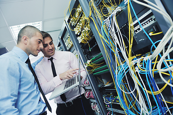 포토 JPG 해외이미지 남자 실내 관리 들기 상반신 성인 두명 앞모습 옆모습 노트북 자료 전선 가리킴 비즈니스맨 센터 시스템 서버 서버실 성인남자만 해외포토 뷰포인트 비즈니스 모션 사람 손짓 내부 전자제품 직장인 남자만 성인만 파일형식 이미지허브