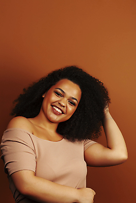 포토 JPG 해외이미지 모델 학생 손 응시 여자 행복 감정 얼굴 백그라운드 컨셉 생각 한명 사람 10대 뷰티 갈색 노란색 유행 귀여움 검은색 표현 자신감 사인 긍정 섞기 해외포토 1 시선 컬러 청소년 신체부위 파일형식 이미지허브