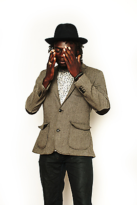 포토 JPG 해외이미지 1 헤어스타일 손 응시 남자 행복 감정 얼굴 백그라운드 한명 미소 사람 손짓 성인 검은색 엄지손가락 흰색 가리킴 표현 시원함 흥분 긍정 고립 진짜 힙스터 해외포토 시선 패션 컬러 컨셉 손가락 모션 표정 신체부위 파일형식 이미지허브