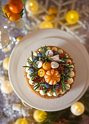 포토 JPG 해외이미지 크리스마스 겨울 귤 사람없음 하이앵글 달콤 과일케이크 오너먼트 프로스팅 맛있는 케이크스탠드 해외포토 계절 기념일 뷰포인트 크리스마스장식 과일 케이크 맛 받침대 제빵 파일형식 이미지허브