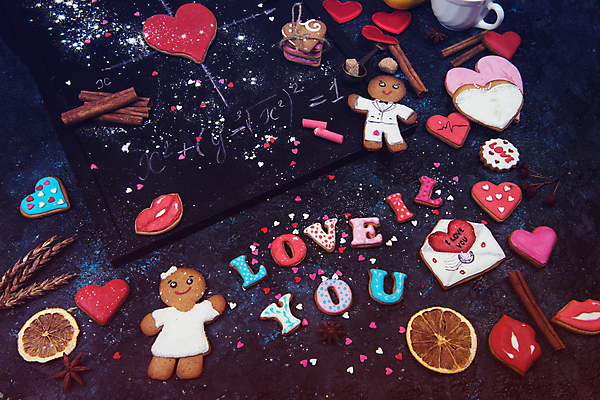 포토 JPG 해외이미지 검은배경 실내 사랑 사람없음 쿠키 하트 건과일 아이러브유 진저맨 진저쿠키 해외포토 모양 감정 백그라운드 과일 디저트 건조 내부 검은색 파일형식 이미지허브