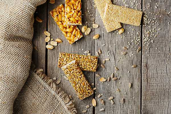 포토 JPG 해외이미지 실내 사람없음 하이앵글 땅콩 에너지바 참깨 해바라기씨 나무배경 해외포토 음식 뷰포인트 백그라운드 씨앗 내부 견과류 깨 파일형식 이미지허브