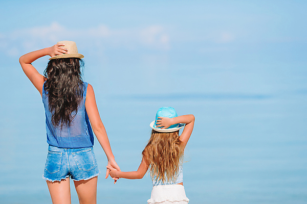 포토 JPG 해외이미지 주간 백인 라이프스타일 여자 수영복 어린이 바다 섬 모녀 휴식 상반신 성인 야외 두명 뒷모습 여름휴가 바캉스 손잡기 잡기 여자만 해외포토 자연요소 서양인 옷 딸 뷰포인트 컨셉 가족 모션 엄마 휴가 사람 생활 파일형식 여름_계절 이미지허브