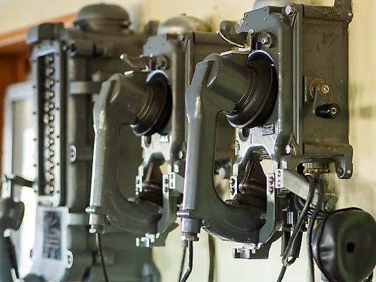 포토 JPG 해외이미지 산업 백그라운드 통신 모바일 손잡이 사람없음 스마트폰 상자 세계 장비 수확 골동품 판넬 역사 무선전화기 전화기 수화기 라디오 복고 군용 전쟁 전자 시스템 육군 병정 소통 구식 소비에트 송신기 옛날 제어 키패드 해외포토 컨셉 농업 군대 전자제품 핸드폰 스마트기기 파일형식 이미지허브