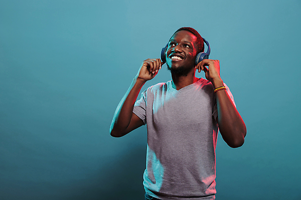 포토 JPG 해외이미지 남자 흑인 실내 한명 웃음 상반신 성인 앞모습 헤드셋 올려보기 즐거움 노래감상 성인남자한명만 해외포토 서양인 1 감정 뷰포인트 음향기기 모션 표정 사람 내부 헤드폰 음악감상 남자한명만 성인남자만 파일형식 이미지허브