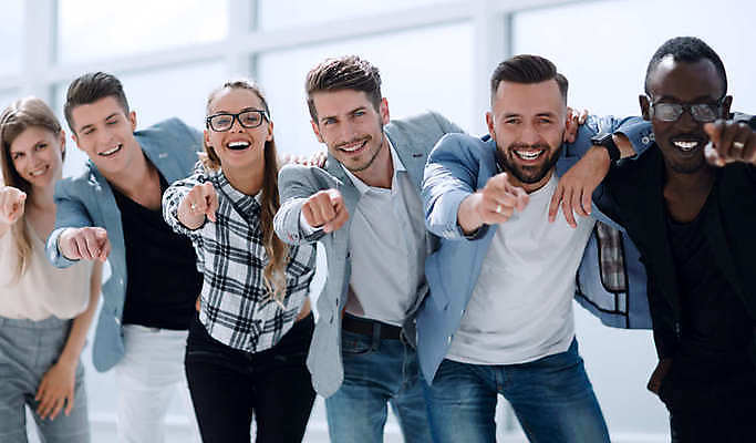 포토 JPG 해외이미지 서양인 여자 남자 협력 미소 정장 여러명 상반신 성인 기댐 가리킴 비즈니스맨 비즈니스우먼 동료 성인만 어깨에손 해외포토 외국인 옷 다수 비즈니스 관계 모션 표정 사람 손짓 직장인 파일형식 이미지허브