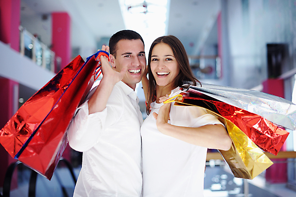 포토 JPG 해외이미지 라이프스타일 커플 여자 남자 행복 미소 들기 상반신 성인 두명 옆모습 쇼핑 쇼핑백 기쁨 쇼핑몰 성인만 해외포토 감정 뷰포인트 가방 관계 모션 표정 사람 생활 파일형식 이미지허브