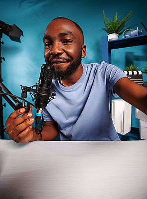 포토 JPG 해외이미지 남자 선반 한명 상반신 성인 옆모습 파란색 촬영 책상 마이크 방송 촬영실 성인남자한명만 유튜버 해외포토 1 뷰포인트 컬러 음향기기 가구 사람 공간 남자한명만 성인남자만 파일형식 크리에이터 이미지허브