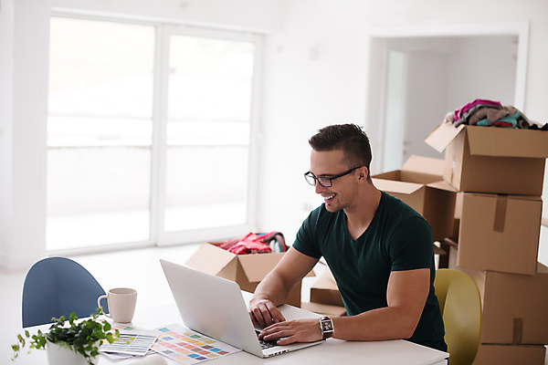 포토 JPG 해외이미지 남자 행복 화초 시계 의자 사랑 한명 상반신 성인 옆모습 컵 노트북 상자 타이핑 책상 이삿짐 성인남자한명만 해외포토 식물 1 식기 감정 뷰포인트 가구 사람 전자제품 이사 남자한명만 성인남자만 파일형식 이미지허브