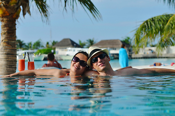 포토 JPG 해외이미지 커플 여자 남자 수영복 음료 휴식 잔 수영장 빨대 여러명 상반신 성인 앞모습 선글라스 수영 기댐 성인만 해외포토 식기 옷 안경 뷰포인트 다수 컨셉 관계 모션 사람 수상스포츠 파일형식 이미지허브