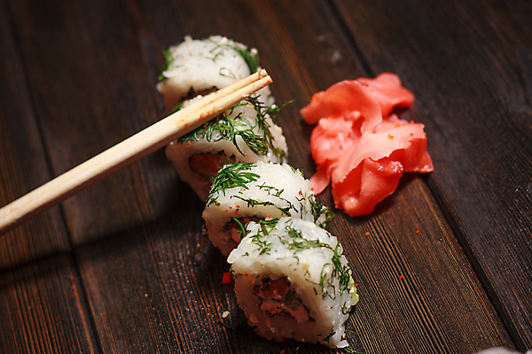 포토 JPG 해외이미지 젓가락 사람없음 아웃포커스 롤스시 생강초절임 일본음식 해외포토 음식 촬영기법 수저 초밥 절임 파일형식 이미지허브