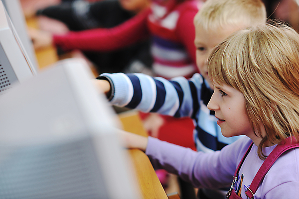 포토 JPG 해외이미지 여자 교육 남자 행복 어린이 의자 교실 학교 수업 함께함 사람 앉기 소년 친구 학습 스터디 컴퓨터 교사 가르침 그룹 책상 어린이만 해외포토 직업 감정 가구 컨셉 관계 모션 전자제품 파일형식 이미지허브