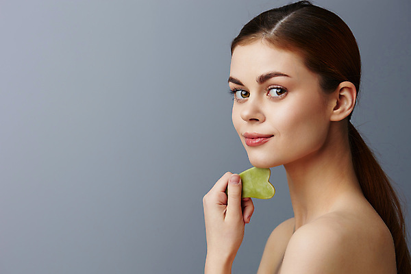 포토 JPG 해외이미지 응시 여자 얼굴 실내 한명 미소 들기 상반신 성인 옆모습 뷰티 스파 마사지 미용용품 피부관리 성인여자한명만 괄사 해외포토 1 시선 뷰포인트 모션 표정 사람 내부 신체부위 오브젝트 여자한명만 성인여자만 파일형식 이미지허브