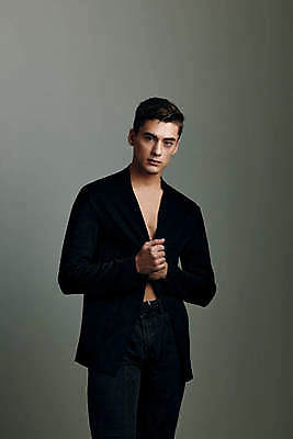 포토 JPG 해외이미지 백인 응시 남자 포즈 회색배경 실내 한명 정장 상반신 성인 앞모습 근육질 성인남자한명만 바디프로필 해외포토 서양인 1 시선 옷 뷰포인트 백그라운드 근육 사람 내부 헬스 회색 몸매 남자한명만 성인남자만 파일형식 이미지허브