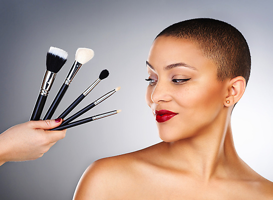 포토 JPG 해외이미지 손 여자 한명 들기 상반신 성인 신체부위 뷰티 주기 브러쉬세트 성인여자한명만 해외포토 1 모션 사람 화장용품 여자한명만 성인여자만 파일형식 이미지허브