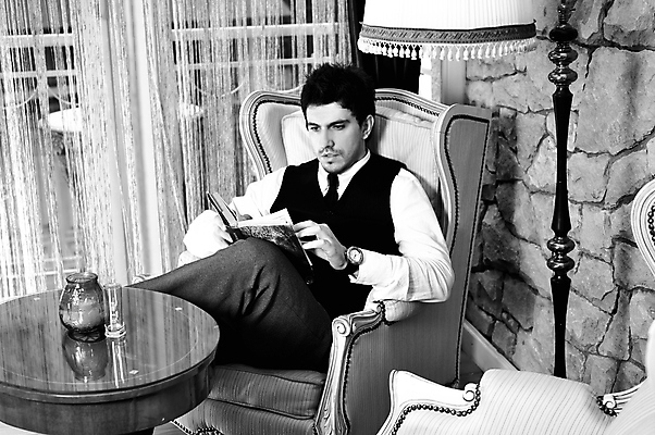 포토 JPG 해외이미지 남자 의자 휴식 흑백 실내 한명 들기 앉기 상반신 성인 옆모습 책 독서 집중 성인남자한명만 해외포토 1 뷰포인트 가구 컨셉 모션 촬영기법 사람 내부 남자한명만 성인남자만 파일형식 이미지허브