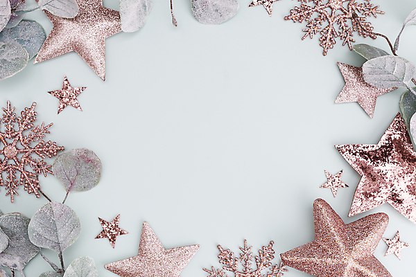 포토 JPG 해외이미지 별 분홍색 크리스마스장식 겨울 프레임 눈꽃 실내 사람없음 하이앵글 눈송이 오브젝트 파란배경 눈꽃무늬 별모형 유칼립투스 카피스페이스 해외포토 자연요소 식물 계절 뷰포인트 컬러 백그라운드 크리스마스 무늬 눈_날씨 내부 파란색 모형 공백 파일형식 이미지허브