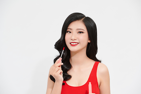 포토 JPG 해외이미지 여자 실내 한명 들기 동양인 상반신 성인 앞모습 화장 뷰티 틴트 성인여자한명만 해외포토 1 뷰포인트 모션 사람 인종 내부 화장품 여자한명만 성인여자만 파일형식 이미지허브