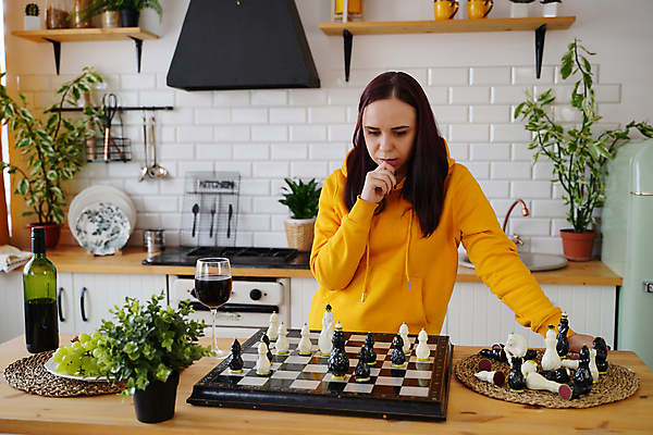 포토 JPG 해외이미지 여자 놀이 실내 한명 상반신 성인 취미 앞모습 주방 게임 체스말 체스 고민 체스판 성인여자한명만 해외포토 1 감정 뷰포인트 사람 내부 말_게임 여자한명만 성인여자만 파일형식 이미지허브