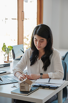 포토 JPG 해외이미지 직업 손 커플 행복 백그라운드 컨셉 돈 비즈니스 가족 성공 부동산 설계 아파트 주택 한명 사람 건물 금융 경제 사무실 세일 거래 비즈니스맨 재산 구매 상담원 중개인 고객 계약 문서 투자 보험 대출 부동산중개인 진짜 해외포토 1 건축물 남자 감정 관계 신체부위 쇼핑 직장인 사무원 파일형식 이미지허브