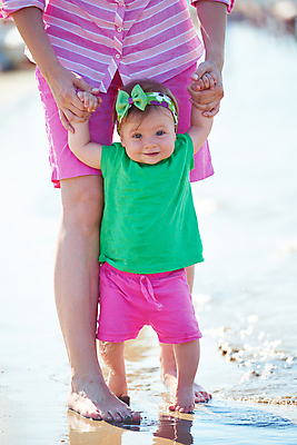 포토 JPG 해외이미지 주간 전신 여자 행복 어린이 모녀 성인 해변 야외 두명 앞모습 여름휴가 바캉스 손잡기 하반신 여자만 해외포토 자연요소 딸 감정 바다 뷰포인트 가족 모션 엄마 휴가 사람 파일형식 여름_계절 이미지허브