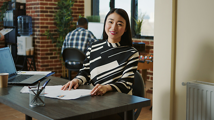 포토 JPG 해외이미지 응시 여자 남자 화초 의자 창문 앉기 상반신 성인 두명 앞모습 노트북 모니터 책상 면접 문서 연필꽂이 정수기 성인만 해외포토 식물 시선 뷰포인트 가구 비즈니스 모션 문구용품 사람 전자제품 컴퓨터 파일형식 이미지허브